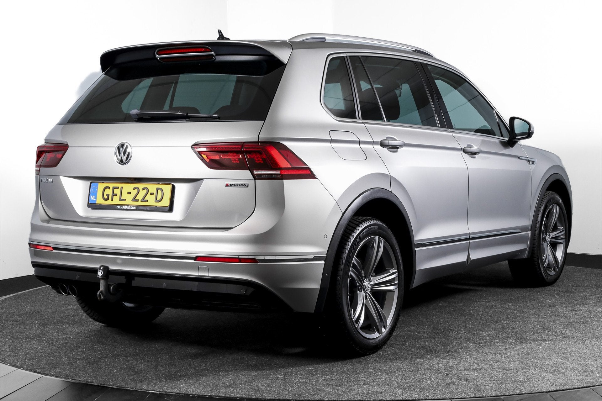 Volkswagen Tiguan 2.0 TSI 4Motion Highline Business R 180 PK, Auto's, Automaat, Gebruikt, Euro 6, 4 cilinders