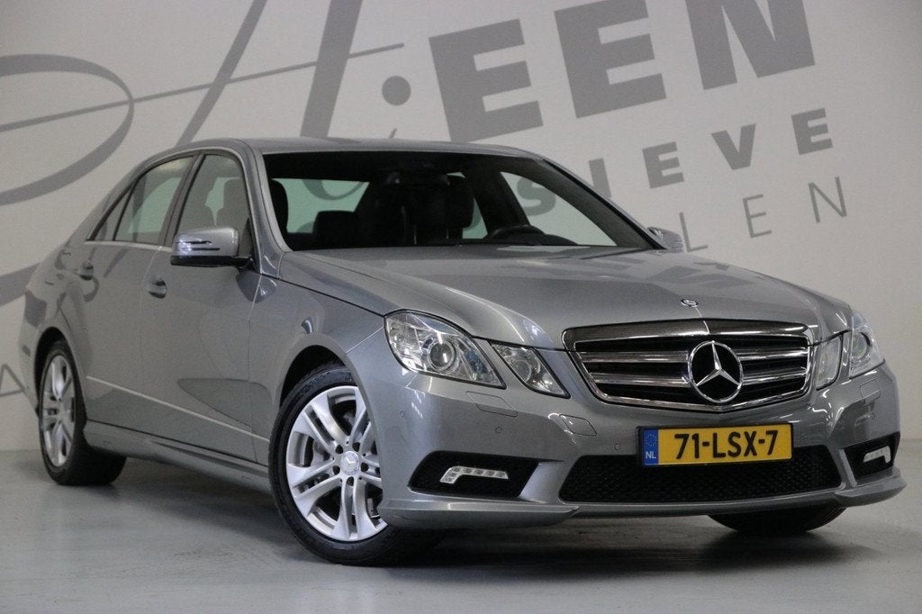 Mercedes-Benz E-klasse 500 Elegance 4-Matic/ AMG-styling/ Me, Auto's, Mercedes-Benz, Automaat, Gebruikt, Stoelverwarming, Leder
