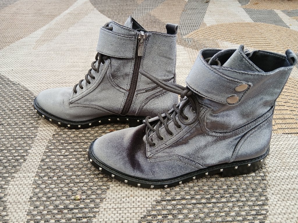Vince Camuto zilvergrijs boots maat 38, Lage of Enkellaarzen, Ophalen of Verzenden, Zo goed als nieuw, Grijs