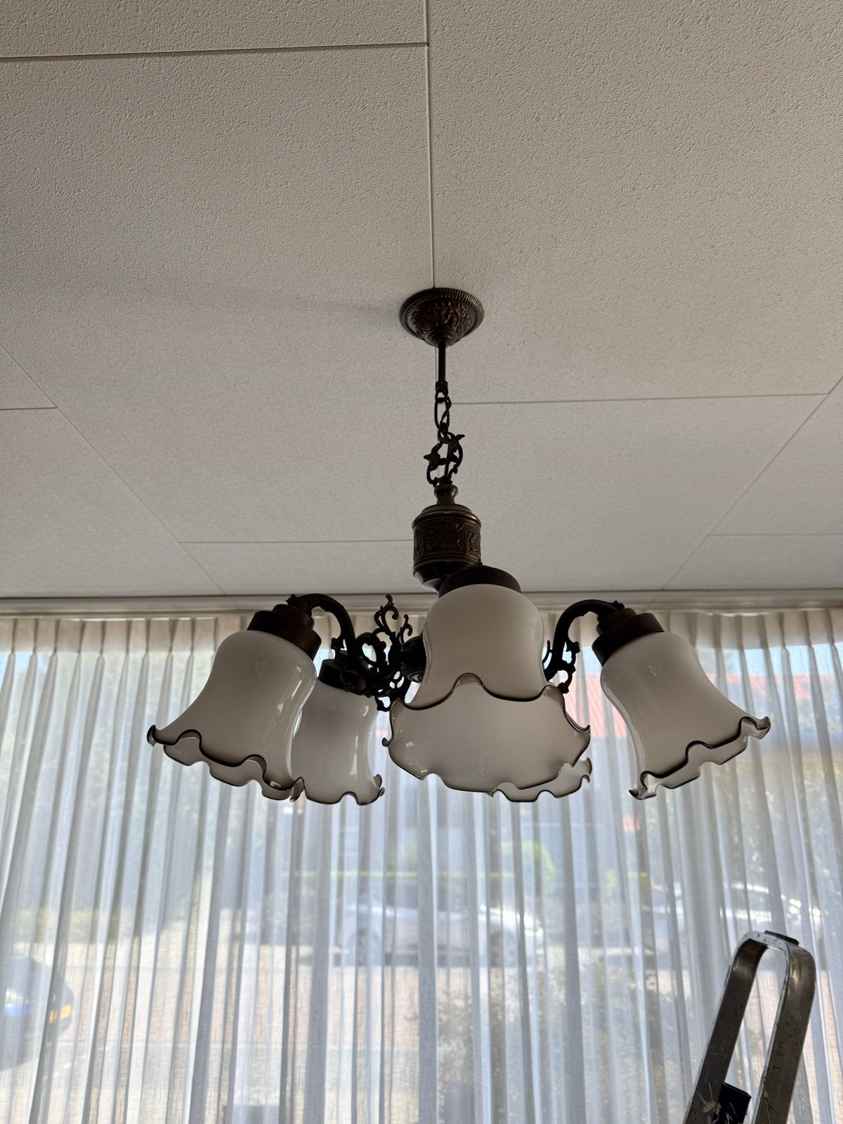 Antieke hanglamp met 3 glazen kappen, Antiek en Kunst, Antiek | Lampen, Ophalen