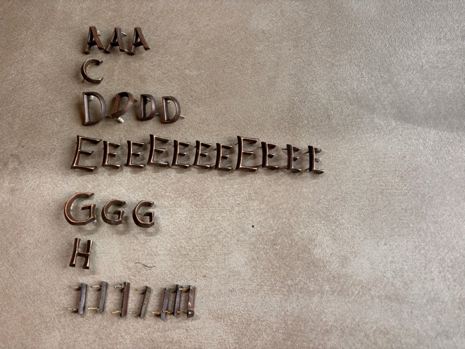 Originele bronzen letters en cijfers – 3 en 4 cm, Ophalen of Verzenden, Brons