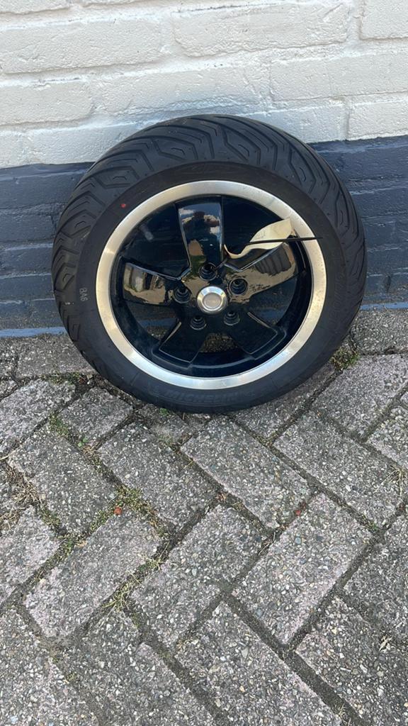 Vespa  Gts300. Super.  Voorwiel met band. Nieuw, Ophalen of Verzenden, Nieuw