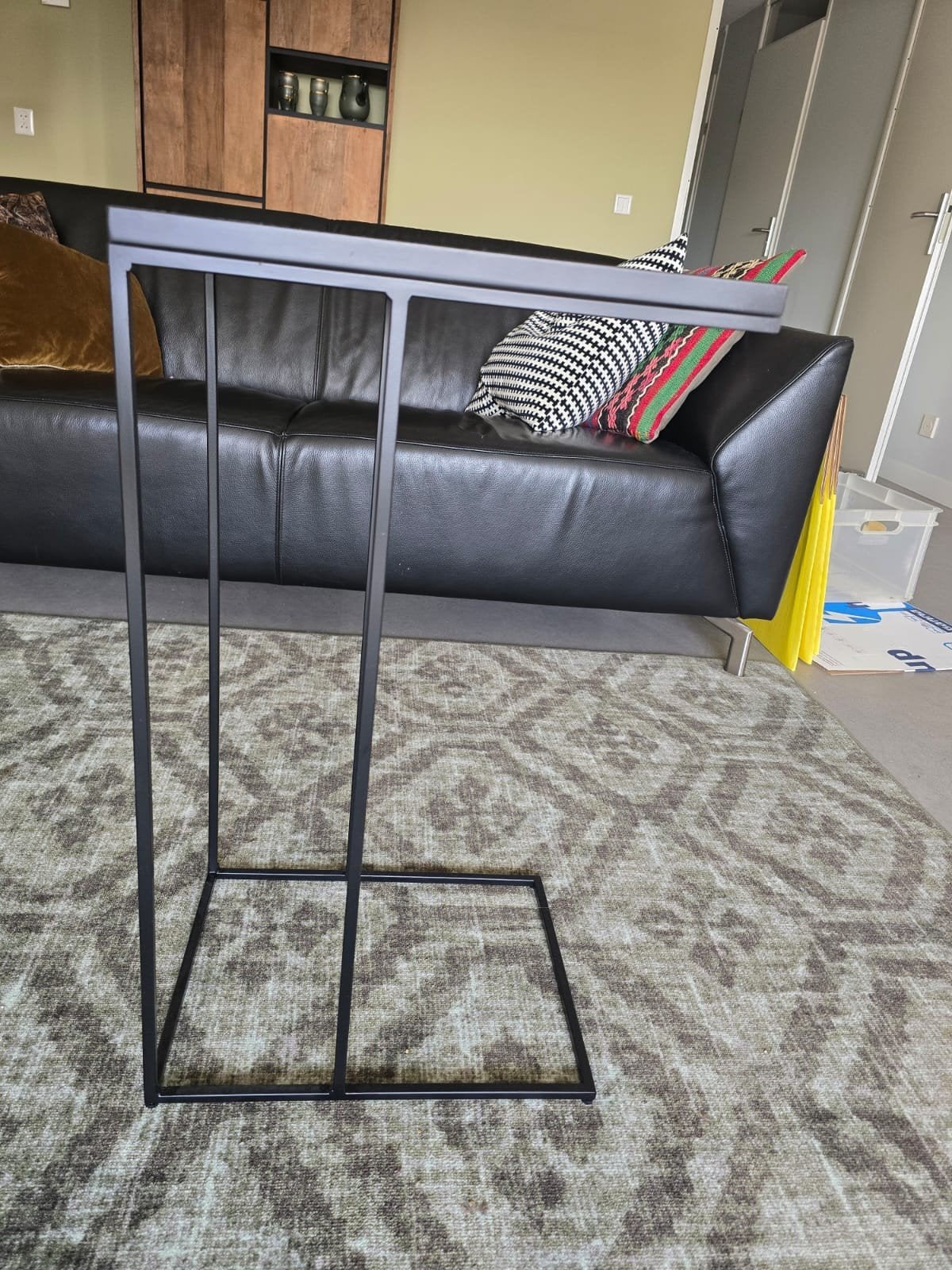 Hoge bijzettafel met zwart metalen frame en houten blad, Huis en Inrichting, Tafels | Bijzettafels, Ophalen, Minder dan 55 cm