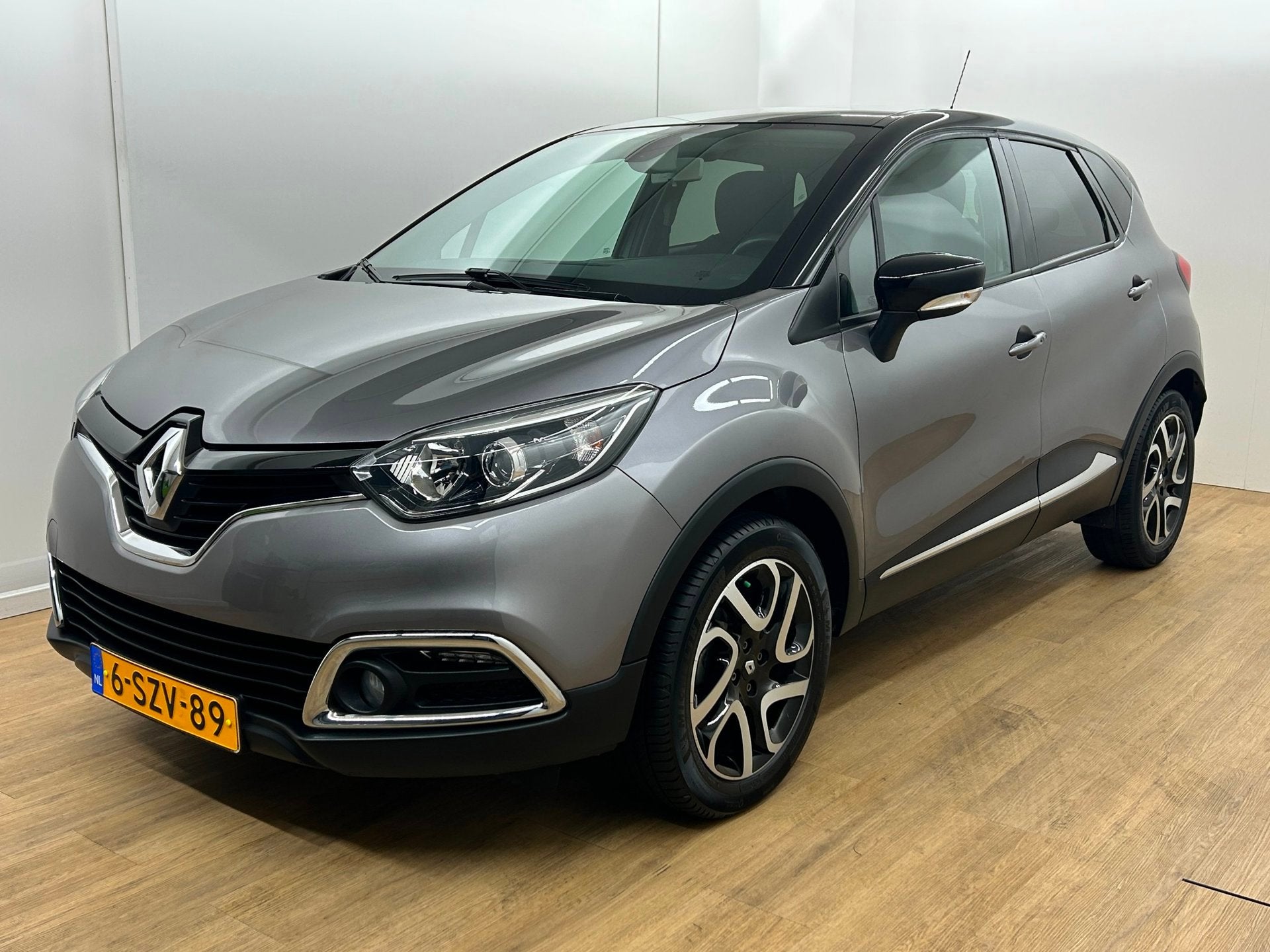 Renault Captur Occasion 0.9 TCe Dynamique | Grijs | Tweedeha, Voorwielaandrijving, Gebruikt, Zwart, 49 €/maand