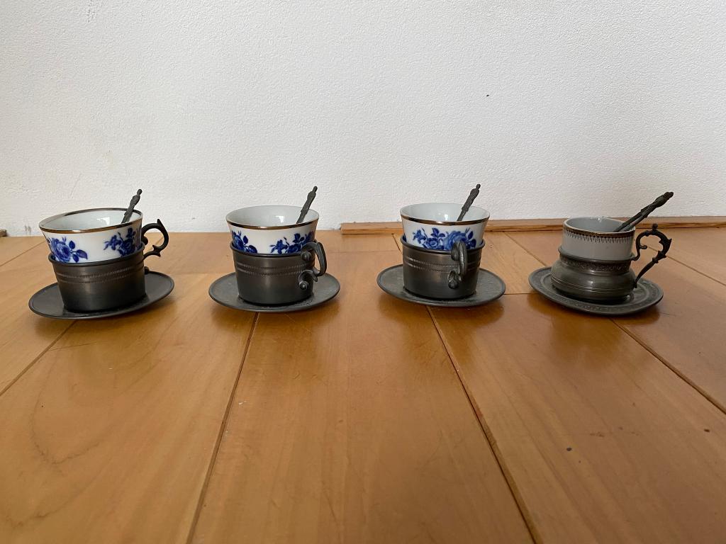 Tin met aardewerk kopjes, Antiek en Kunst, Antiek | Tin, Ophalen