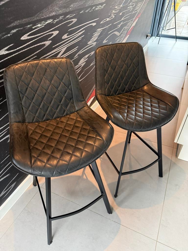 2 Kave Home Adela barkrukken - donkergrijs kunstleder, Ophalen, Kunststof, 60 tot 90 cm, Zo goed als nieuw
