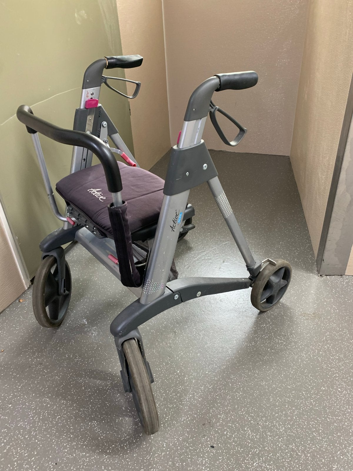 Rollator Active Acces + uitneembaar mandje onder zitgedeelte, Diversen, Ophalen, Opvouwbaar