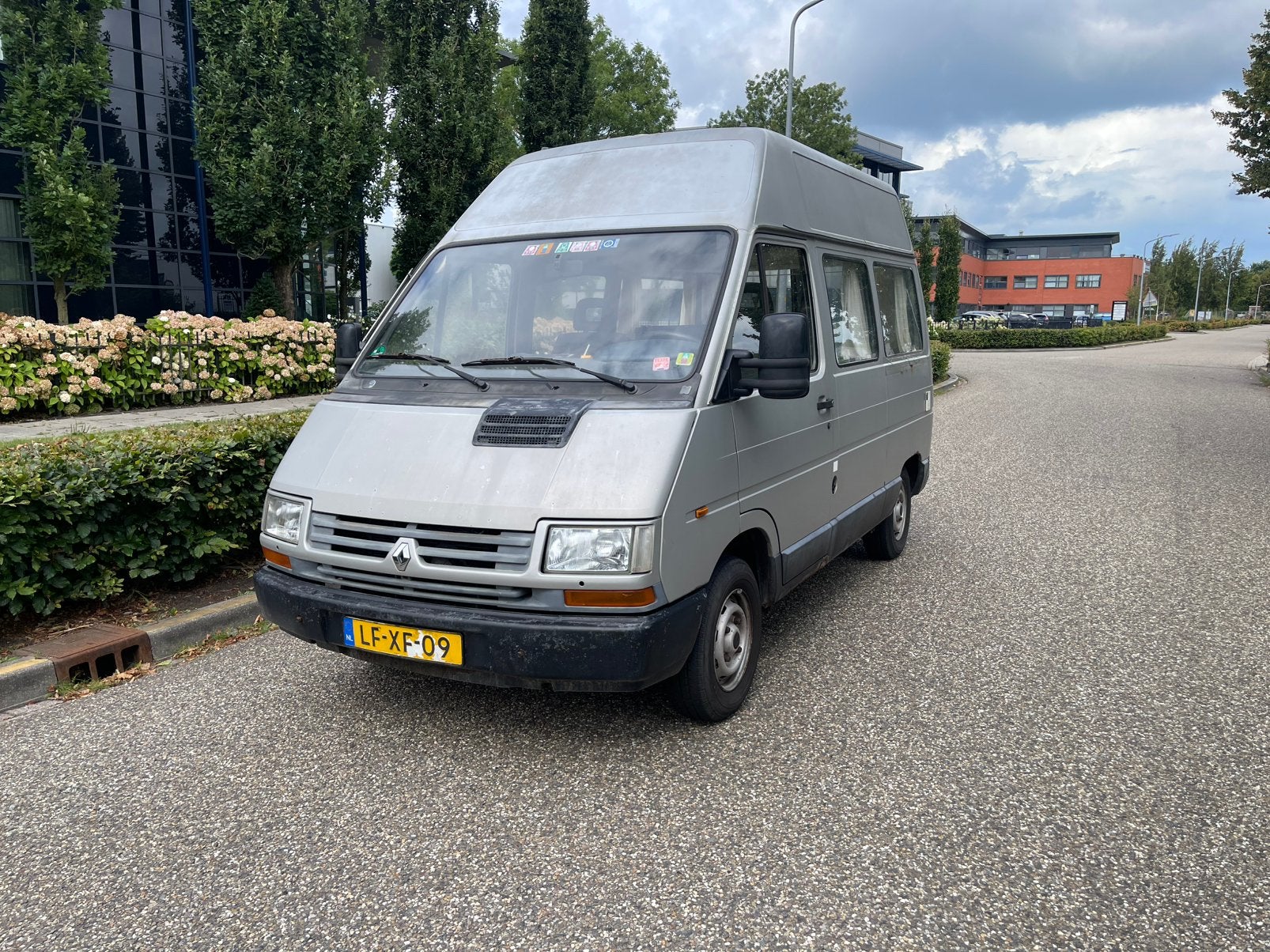 Renault Trafic 1995 Grijs Nieuwe Apk Camper kenteken, Auto's, 13 km/l, 1350 kg, Overige carrosserieën, 100 pk