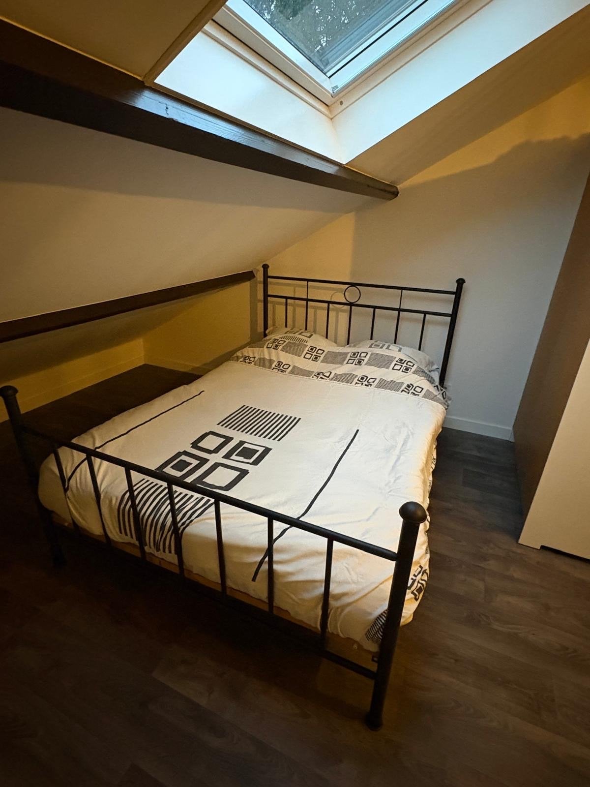 2-persoonsbed 140x200 cm met stalen frame, Huis en Inrichting, Slaapkamer | Bedden, Zwart, Tweepersoons, Zo goed als nieuw, 200 cm