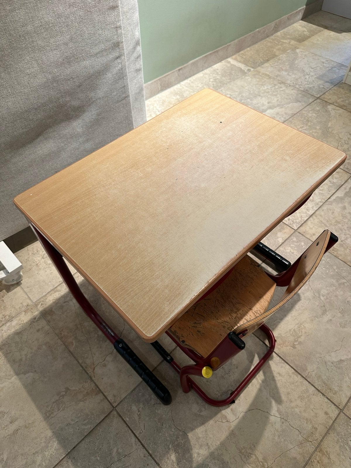 Gratis. Schooltafeltje rood met bruin, Ophalen, Gebruikt, Tafel(s) en Stoel(en)