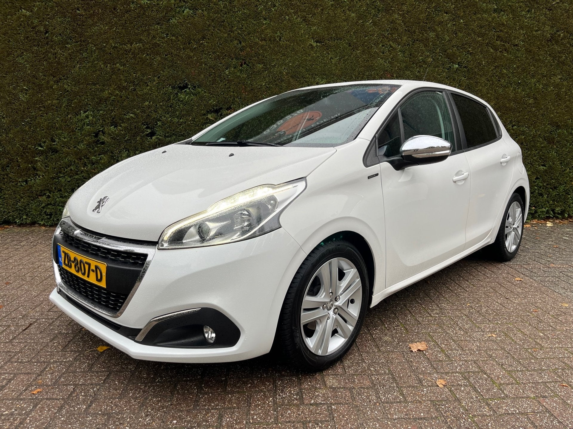 Peugeot 208 1.2 Signature Carplay, Cruise, PDC, Navi , Eerst, 83 pk, Euro 6, 1199 cc, Wit