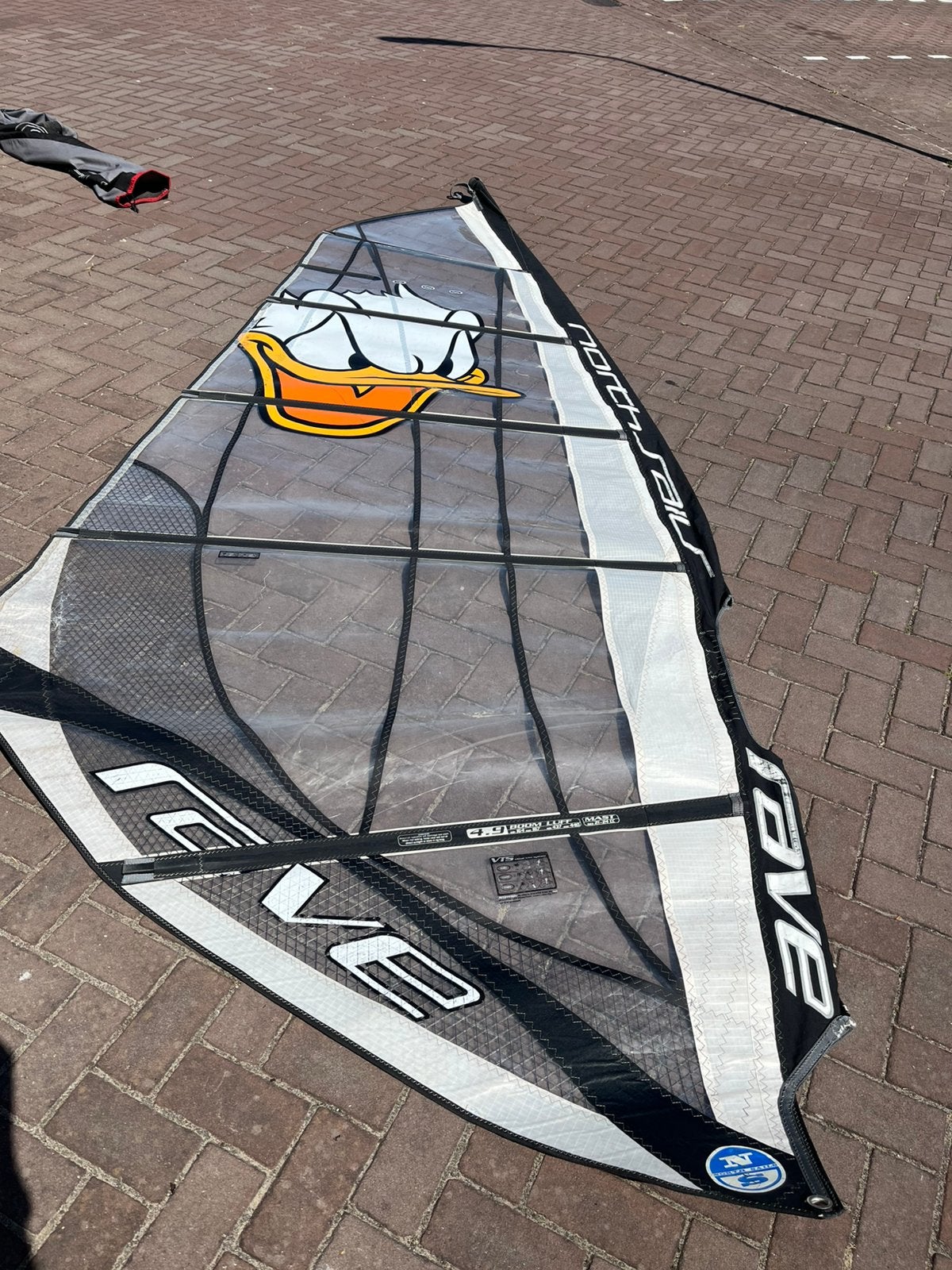 North Sail Rave 4.9m2 zeil met Donald Duck, Ophalen