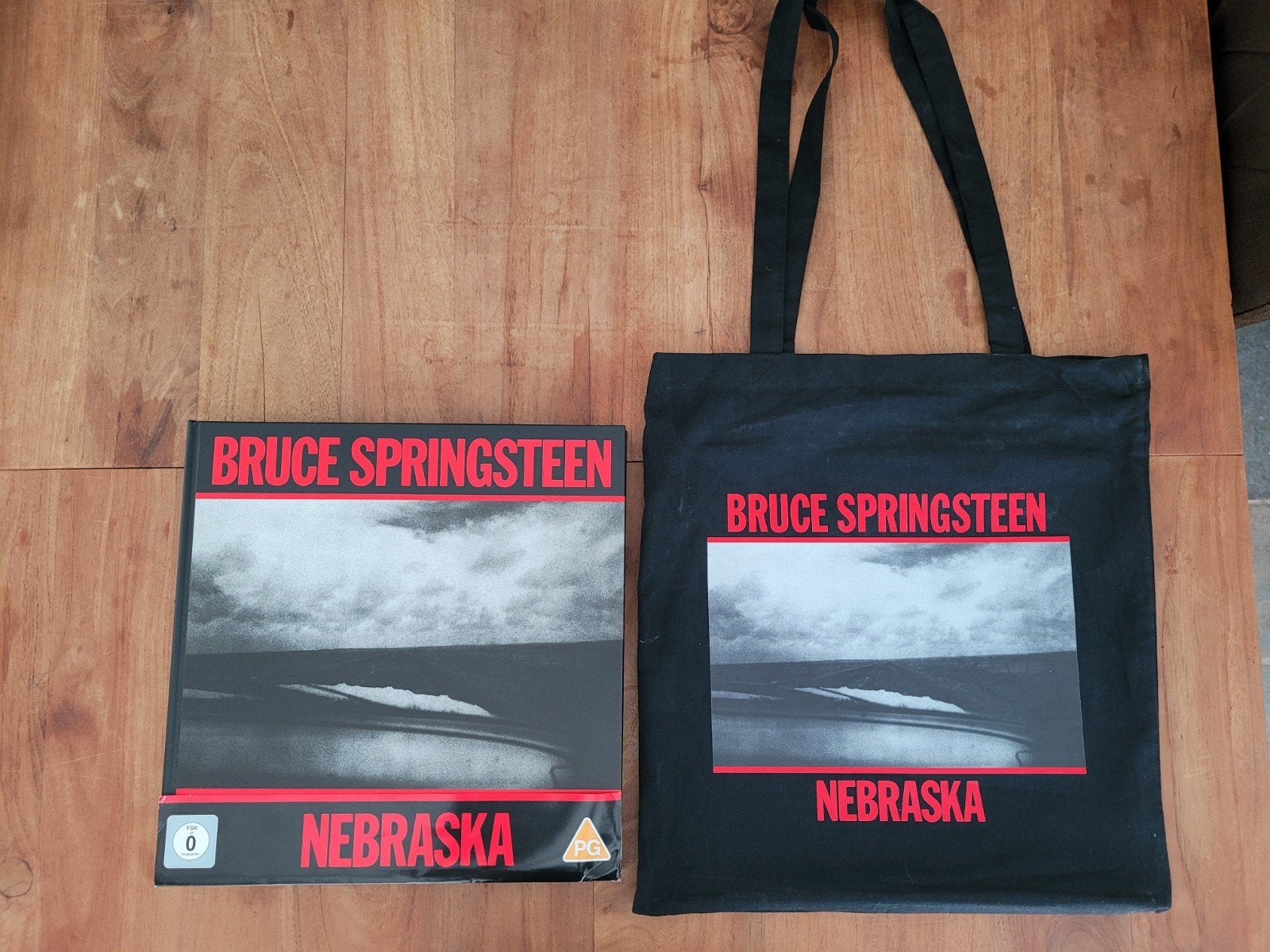 ✅️️Bruce Springsteen - Nebraska Boxset (LP, DVD, Tote Bag), Boxset, Rock, Ophalen of Verzenden, Zo goed als nieuw