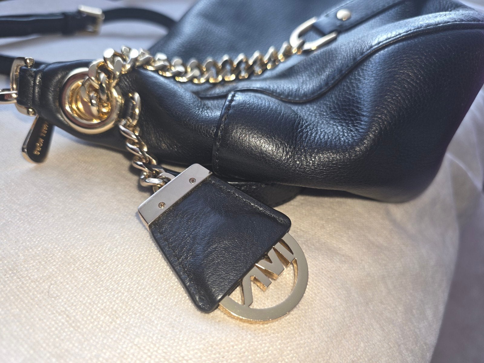 Michael Kors Zwarte Leren Schoudertas met Gouden Details, Sieraden, Tassen en Uiterlijk, Ophalen of Verzenden, Zo goed als nieuw