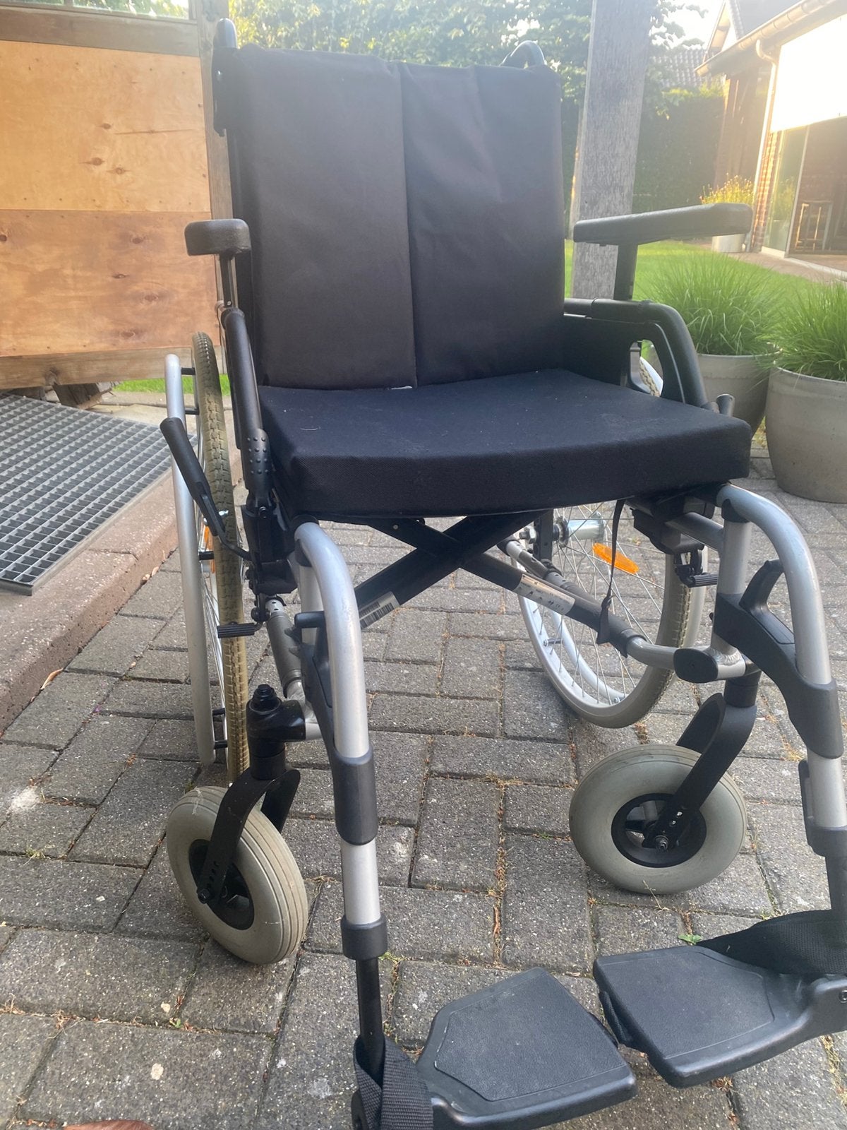 Rolstoel met beensteunen te koop, Ophalen, Zo goed als nieuw, Duwrolstoel