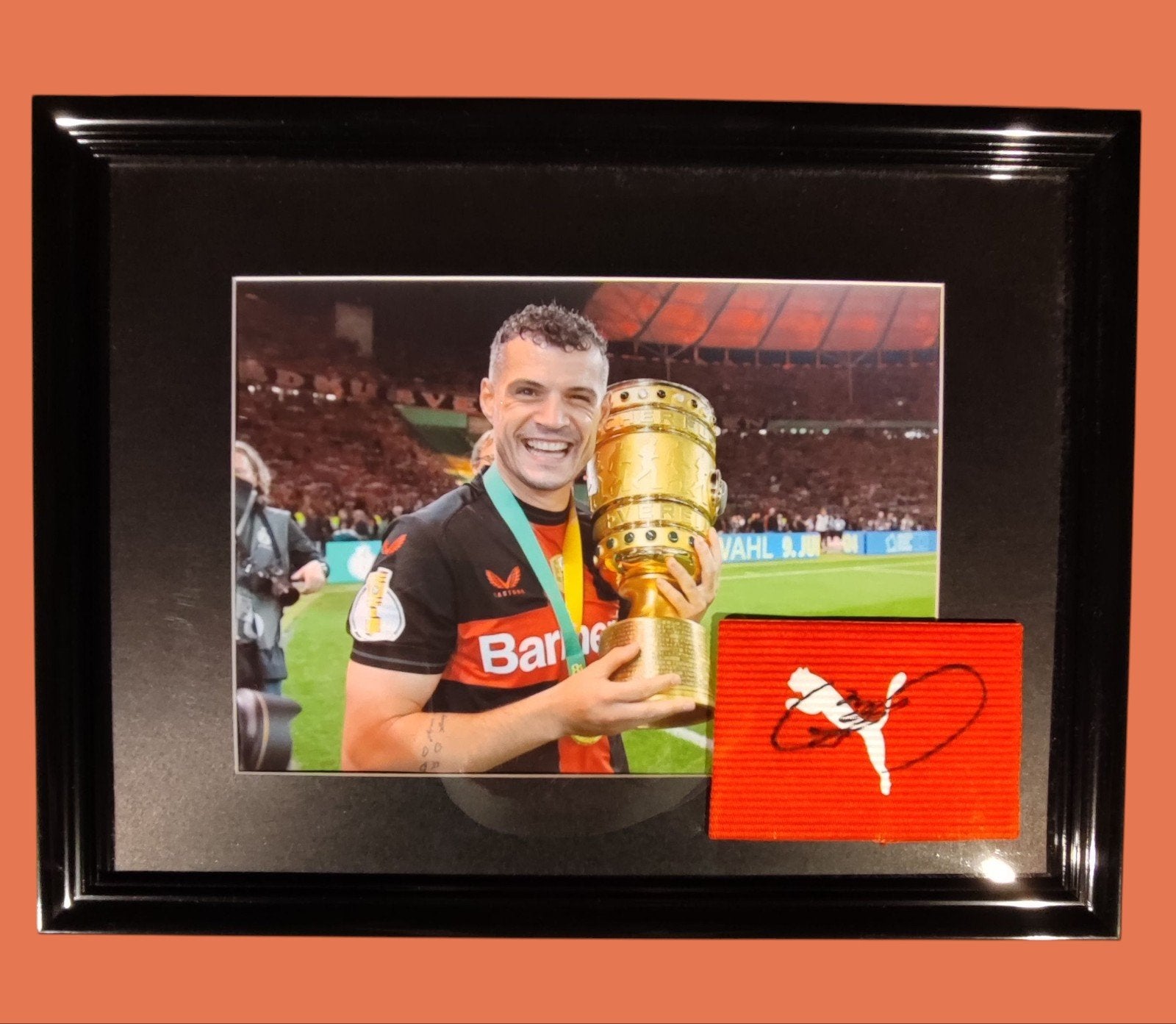 Ingelijste aanvoerdersband gesigneerd door Granit Xhaka COA, Ophalen of Verzenden, Nieuw, Buitenlandse clubs, Shirt