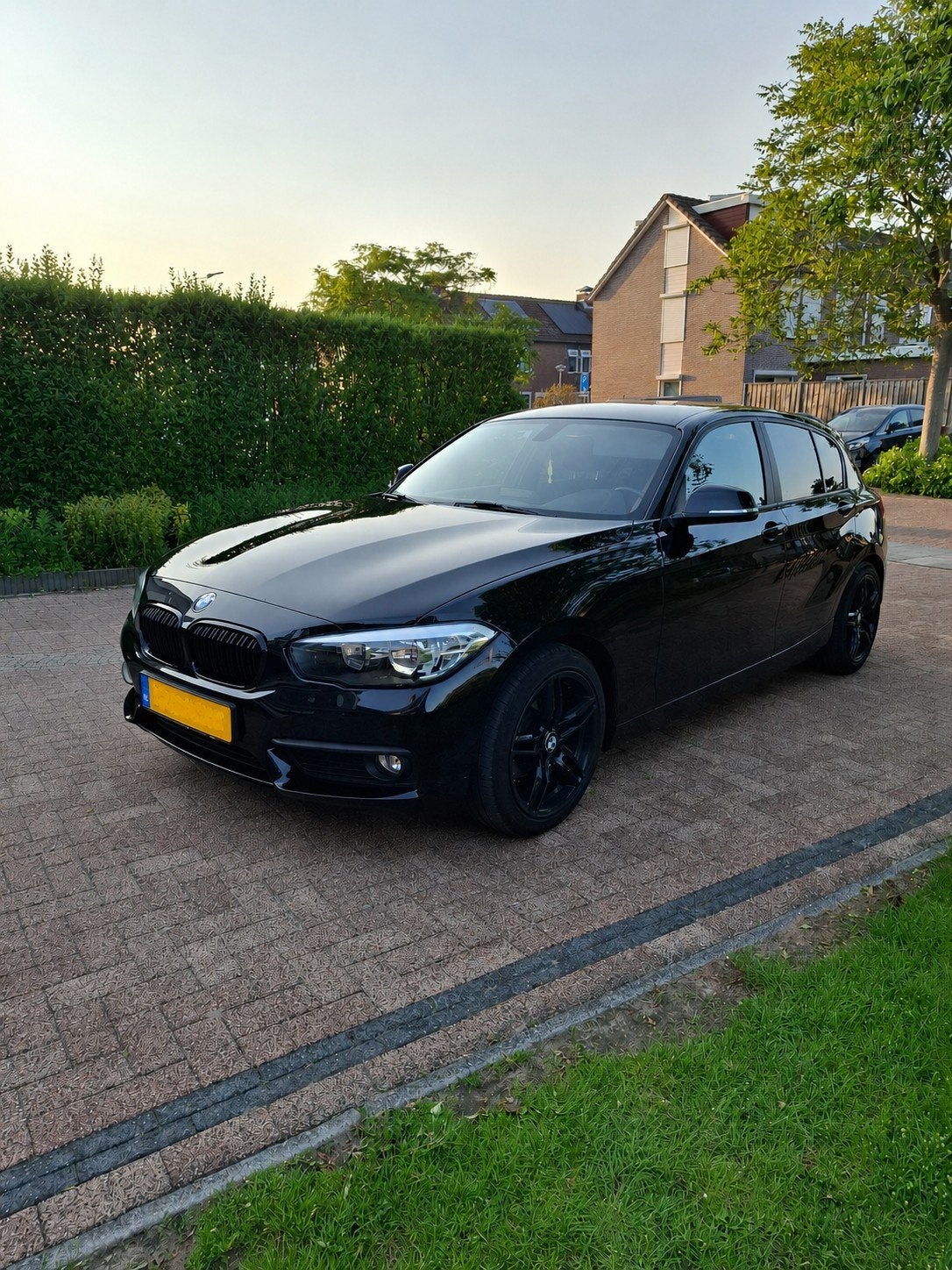 BMW 1-Serie 116i 170pk 2017 Zwart, Auto's, 1-Serie, 1280 kg, Zwart, Automatische klimaatregeling