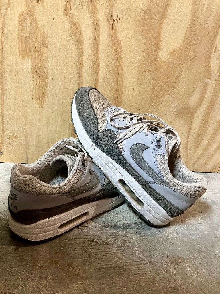 Nike Air Max 1 photon dust wolf grey 45/11, Overige kleuren, Nike, Ophalen of Verzenden, Sneakers of Gympen