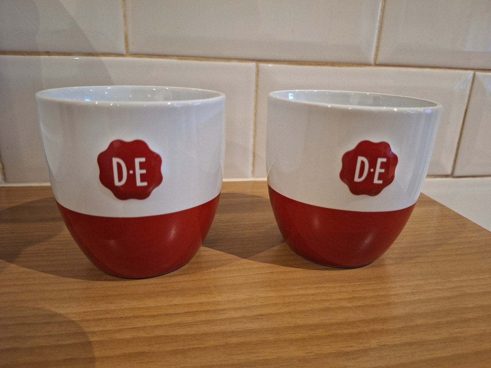 2x DE douwe egberts mokken burendag 2027 nieuw rood, Ophalen of Verzenden, Nieuw, Overige stijlen, Kop(pen) en/of Schotel(s)