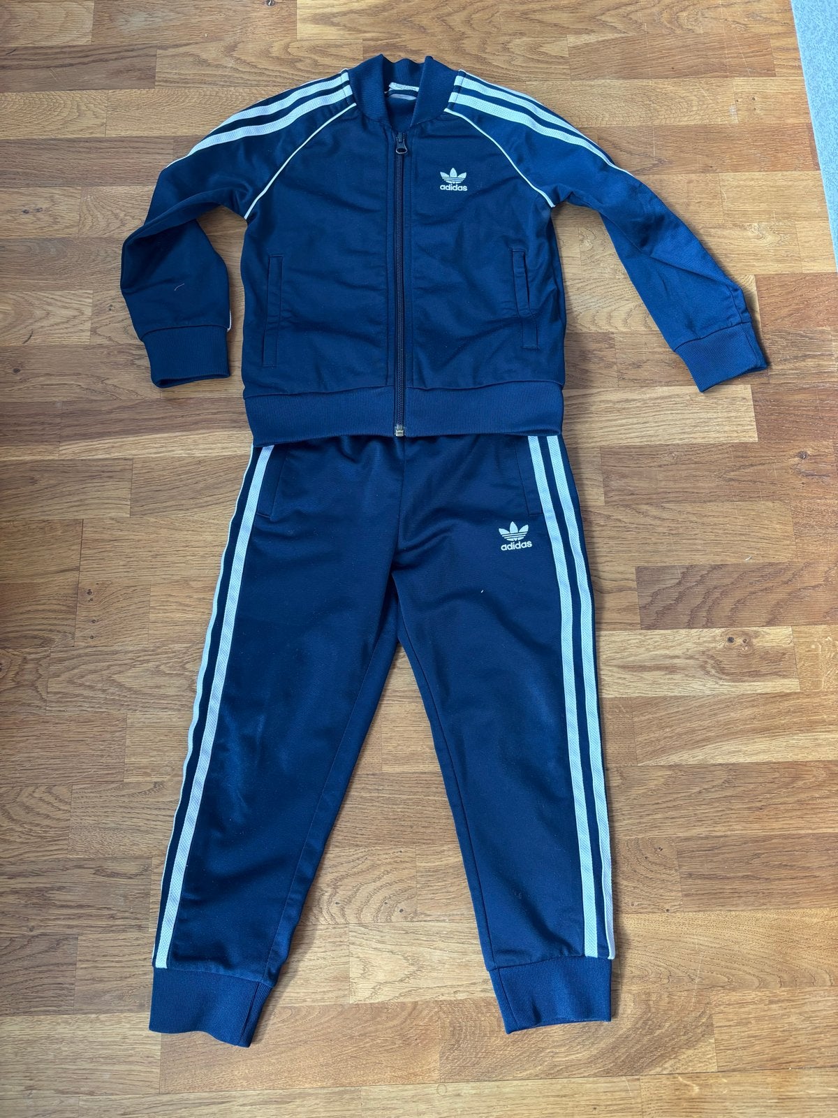 Adidas trainingspak voor kinderen - Donkerblauw, Kinderen en Baby's, Ophalen of Verzenden, Gebruikt, Jongen of Meisje, Setje