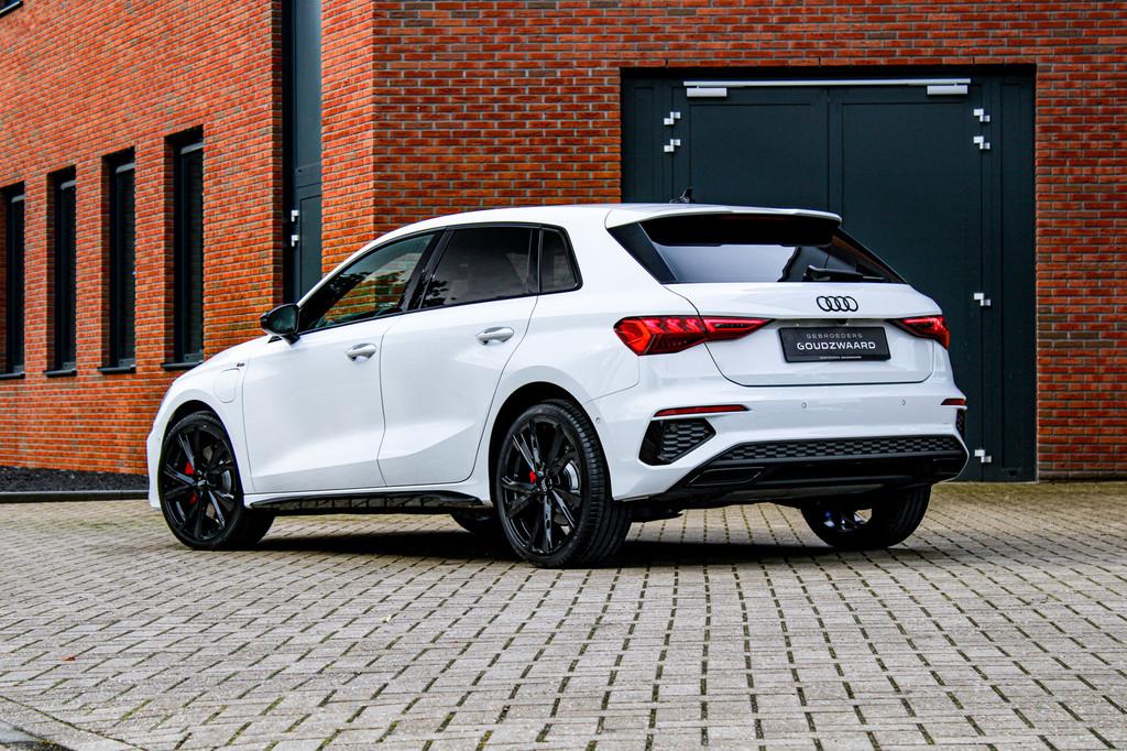 Audi A3 Sportback 45 TFSI e S edition Competition | Sportsto, Gebruikt, Zwart, 4 cilinders, Wit