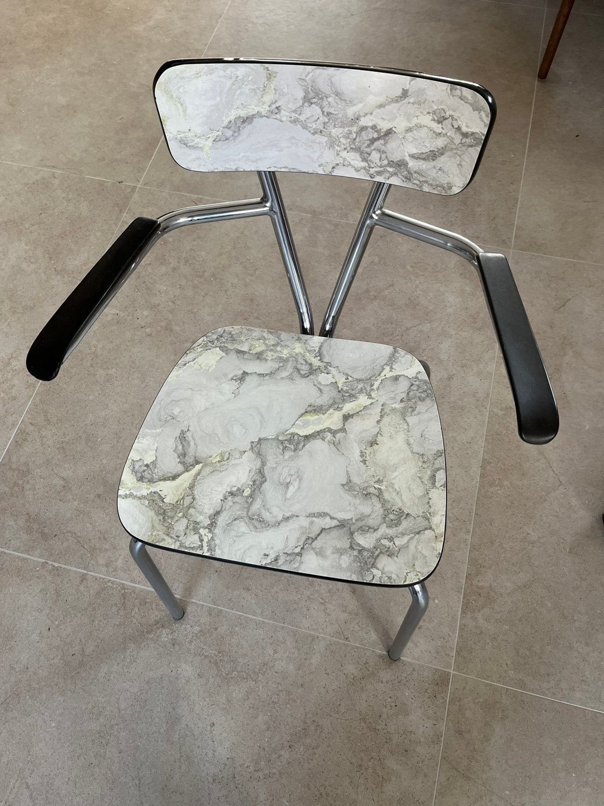 vintage formica fauteuil met buizenframe marmerlook print, Huis en Inrichting, Ophalen, Zo goed als nieuw, Eén