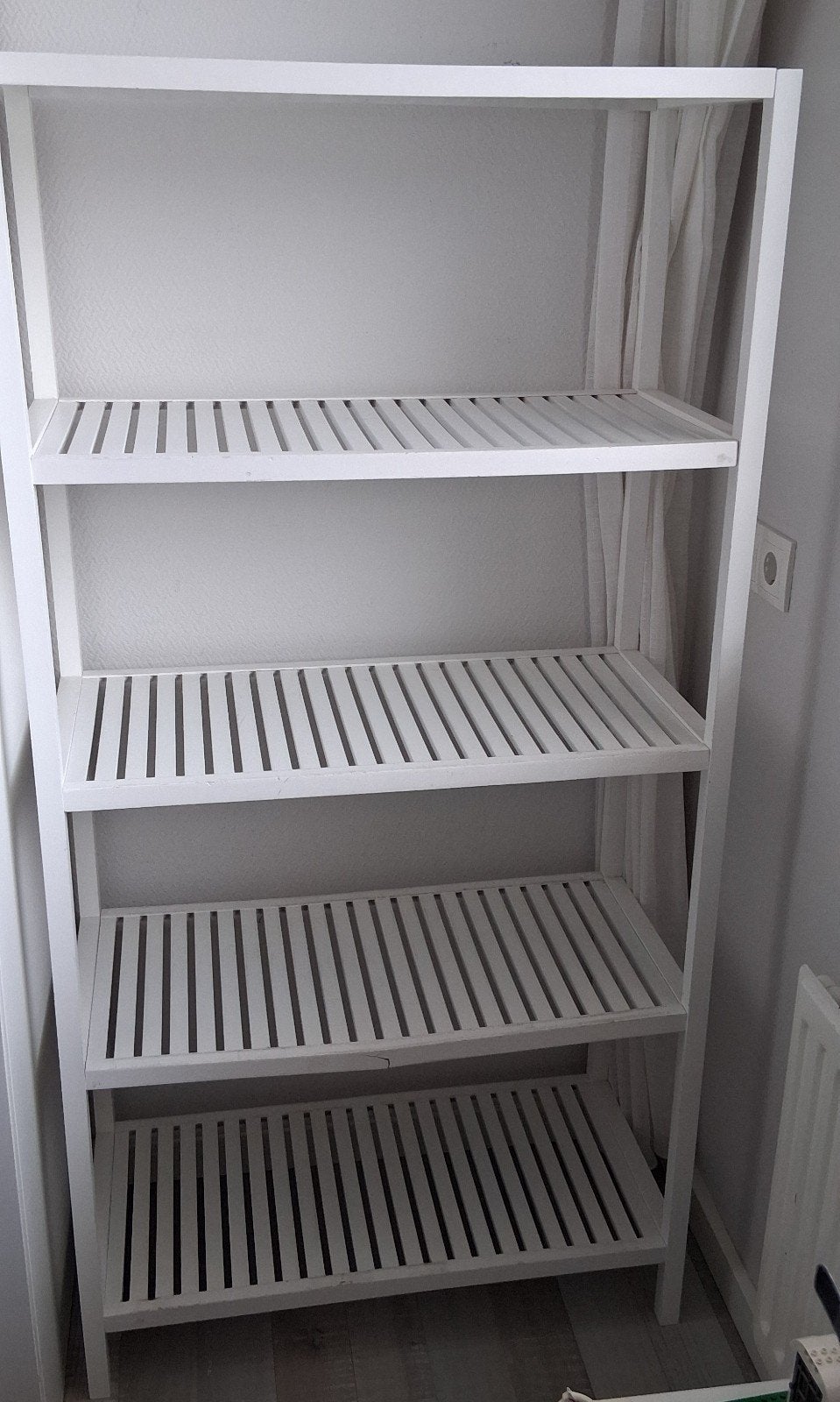 Gratis witte houten kast / opbergrek, Ophalen, Gebruikt