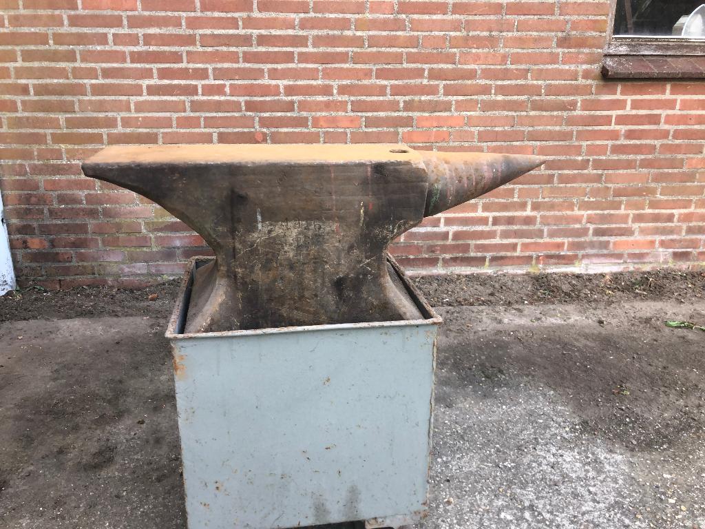 Aambeeld 100 jaar oud, Ophalen, Zo goed als nieuw