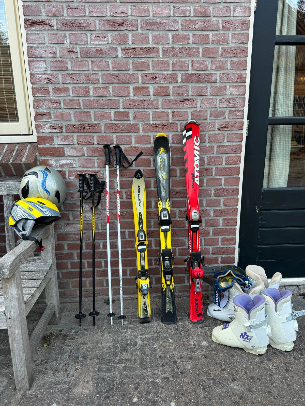 Kinder ski set: ski's, stokken, helmen + gratis skischoenen, Sport en Fitness, Skiën en Langlaufen, Gebruikt, 100 tot 140 cm, Ophalen of Verzenden