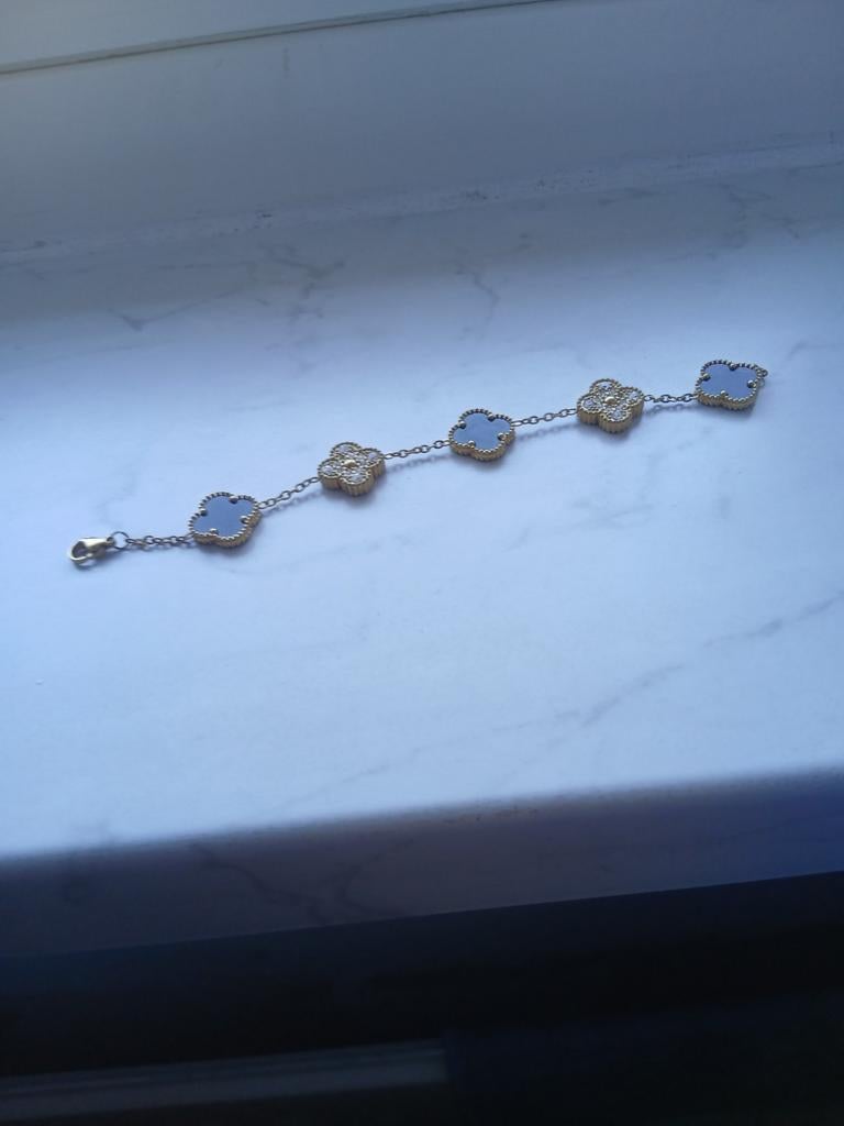 Elegante klaverarmband met strass en zwarte/lichtblauwe acce, Sieraden, Tassen en Uiterlijk, Armbanden, Overige materialen, Met bedels of kralen