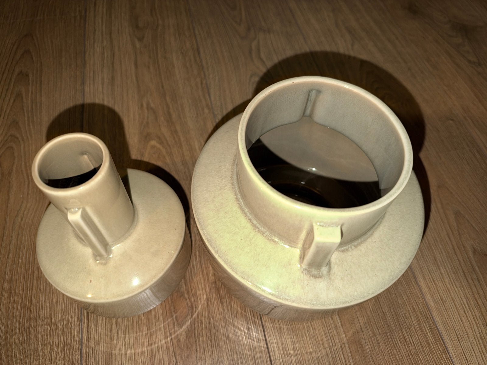 2 Nieuwe Vazen van H&M Home - Kakibeige Steen/Keramiek, Met patroon/structuur, Beige, Nieuw, Ophalen of Verzenden