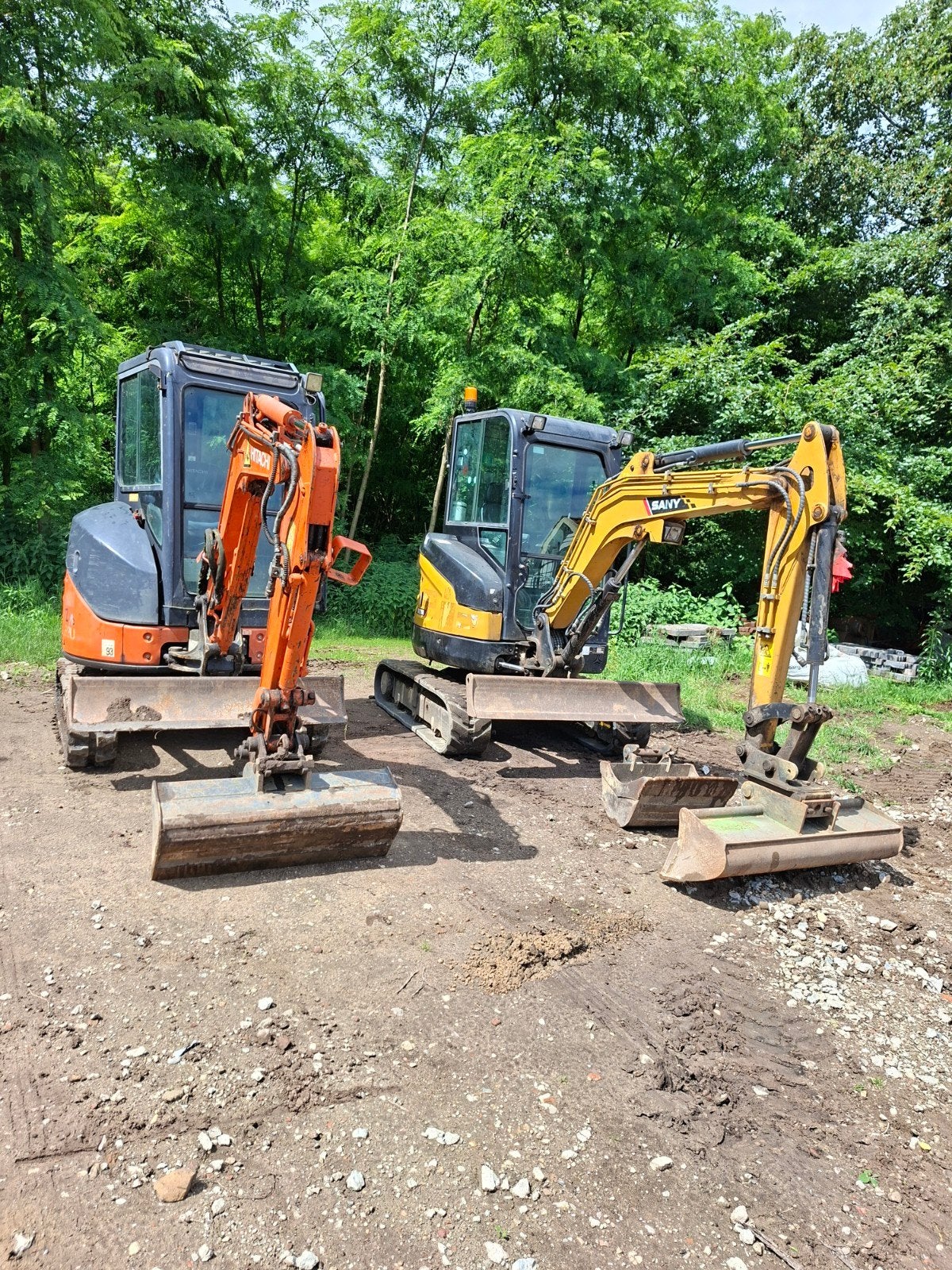 Te koop Hitachi zx22u & sany 26 graafmachines, Zakelijke goederen, Machines en Bouw | Kranen en Graafmachines, Ophalen of Verzenden