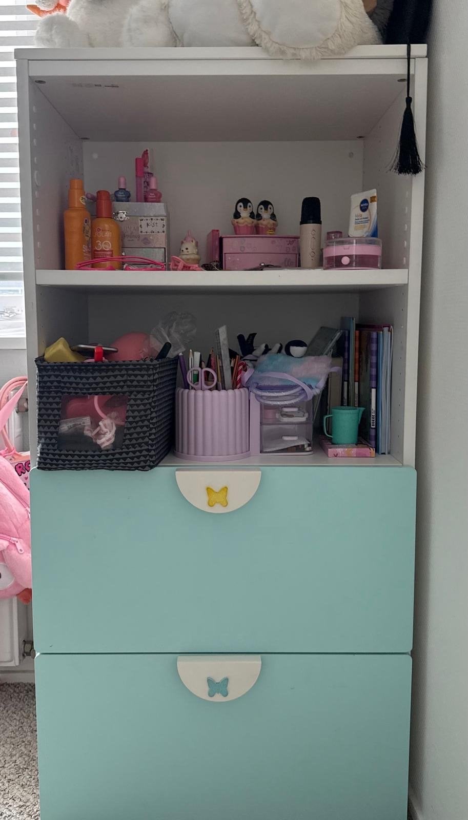 Foto 2 van Twee kinderkasten en mooi gordijn (H160 B140)
