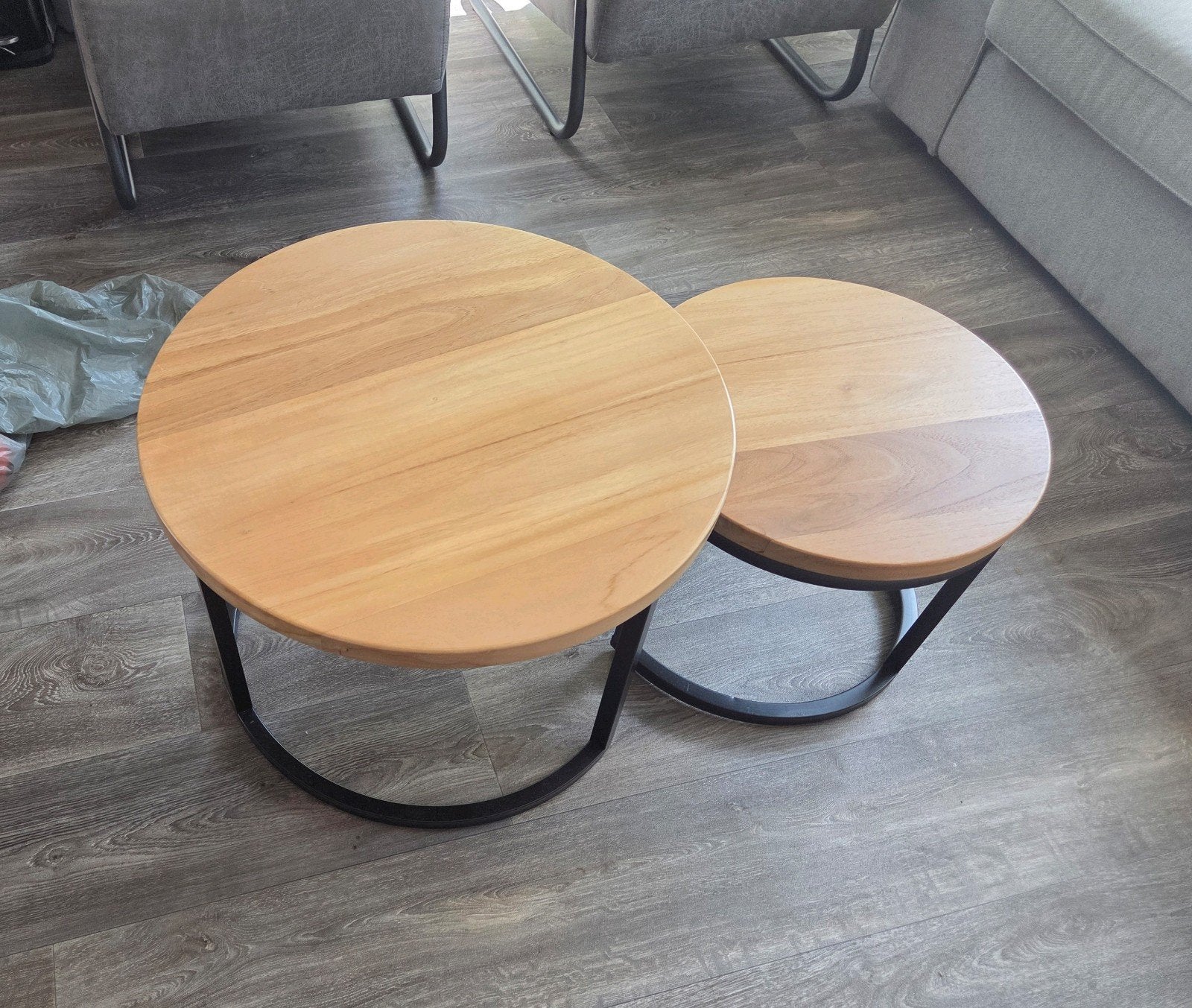 Set van 2 ronde salontafels met houten blad, Overige houtsoorten, Minder dan 50 cm, Gebruikt, Rond