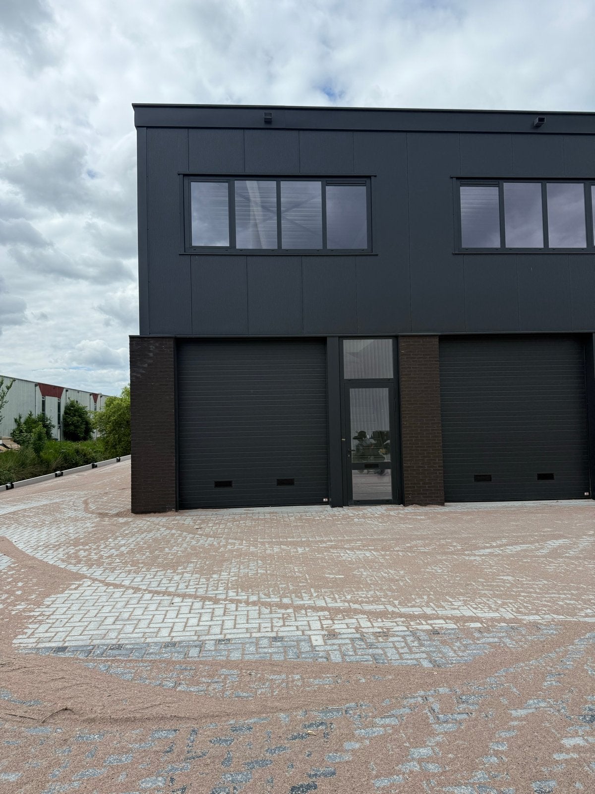 TE HUUR: BEDRIJFSRUIMTE ZOETERMEER 140m2 DIRECT BESCHIKBAAR
