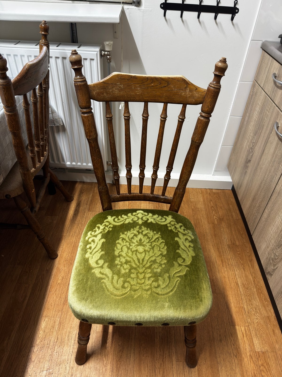 Antieke houten stoel met groen fluwelen zitting, Antiek en Kunst, Ophalen