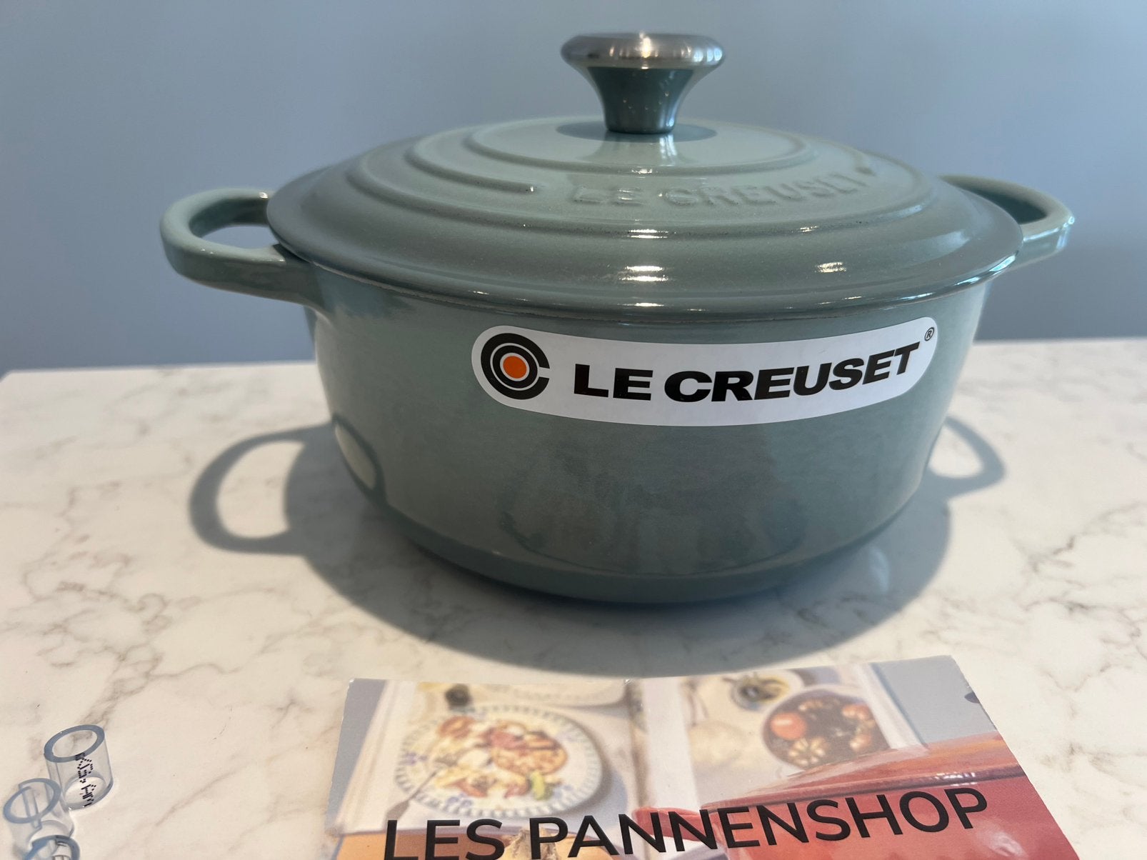 Le Creuset signature 20 cm Sea Salt heel erg goed, Met handvatten, Le Creuset, Ophalen of Verzenden, Zo goed als nieuw