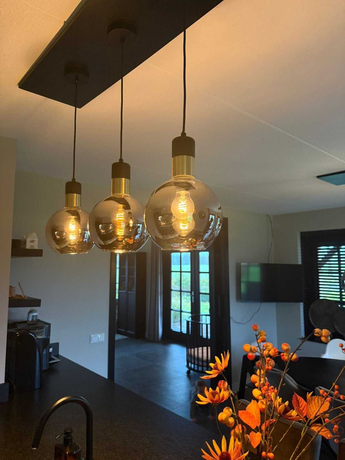 Design hanglampen smoke glas met messing, set van 5 (3+2), Ophalen, Zo goed als nieuw, Glas, E27 (groot)