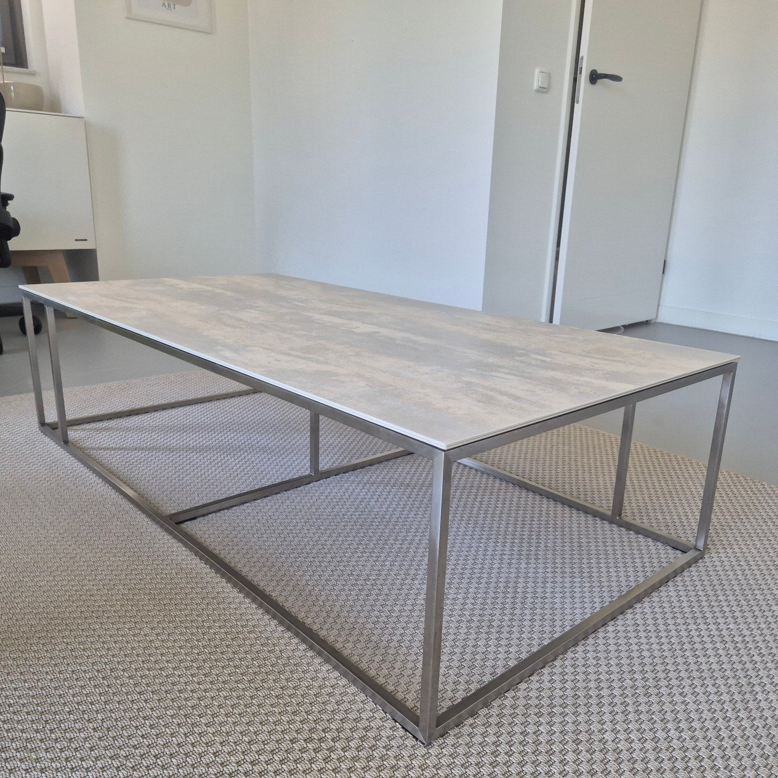 Moderne salontafel met metalen frame en beton/keramisch blad, Huis en Inrichting, Tafels | Salontafels, 100 tot 150 cm, Modern, Industrieel