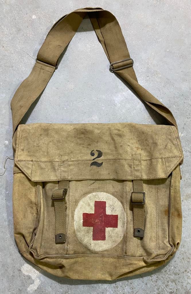 Britse medische tas met 7 bandages en flesje - 1940, Verzamelen, Militaria | Tweede Wereldoorlog, Ophalen of Verzenden, Engeland