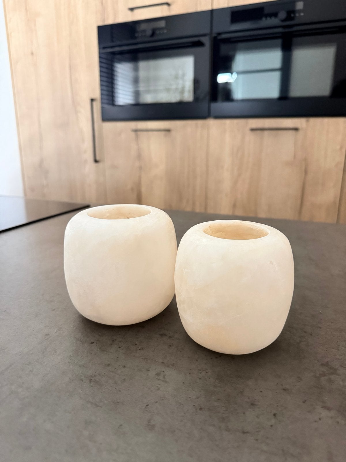 Set van 2 Alabaster Waxinelichthouders, Waxinelichthouder, Nieuw, Ophalen of Verzenden, Crème