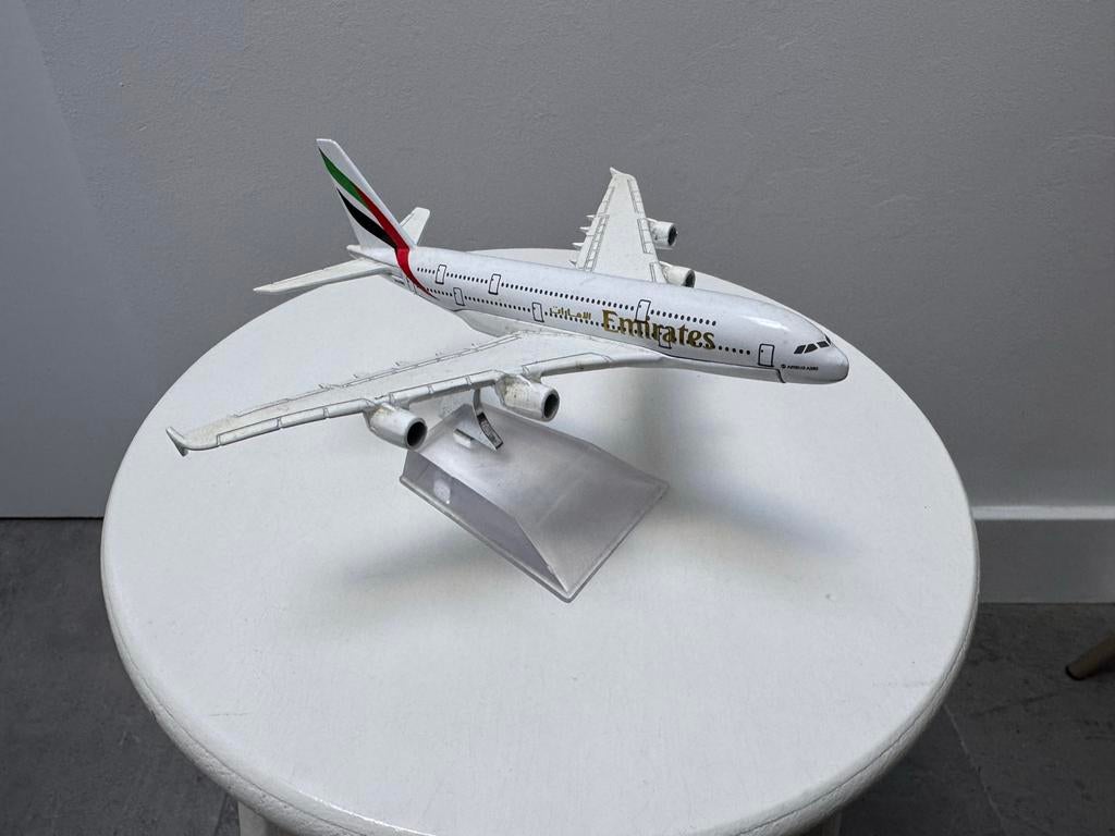 Emirates A380 schaal 1:400 model met standaard, Ophalen of Verzenden, Zo goed als nieuw