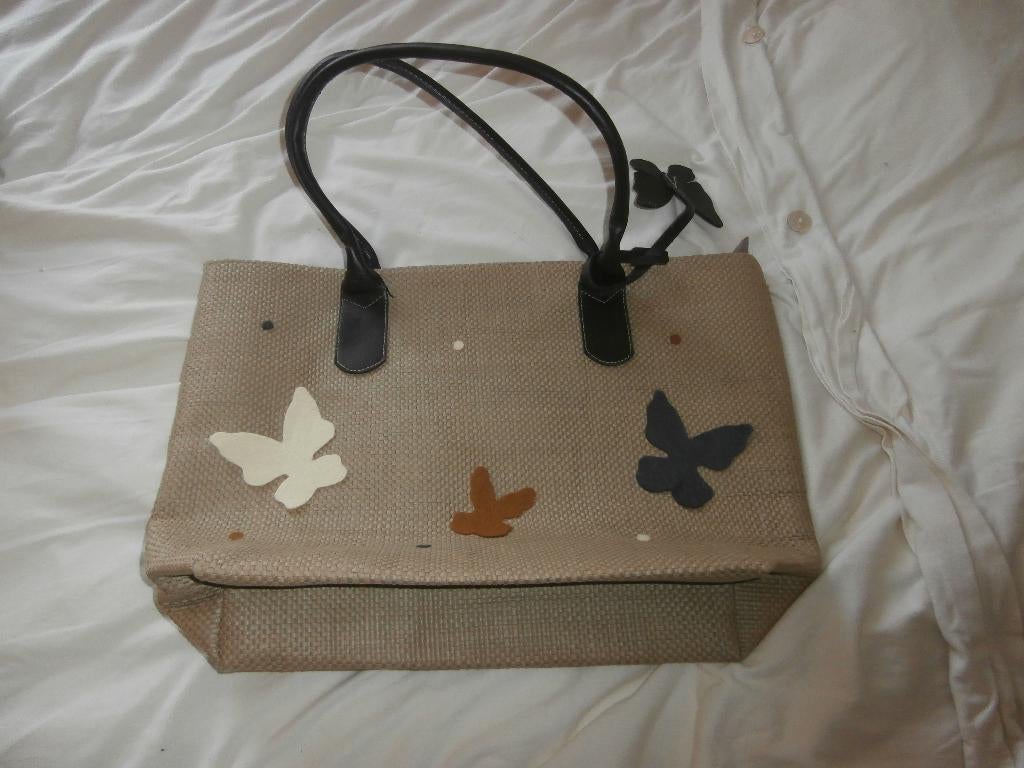tas Damestas shopper van riet met vlinders schoudertas nieuw, Sieraden, Tassen en Uiterlijk, Tassen | Damestassen, Ophalen of Verzenden