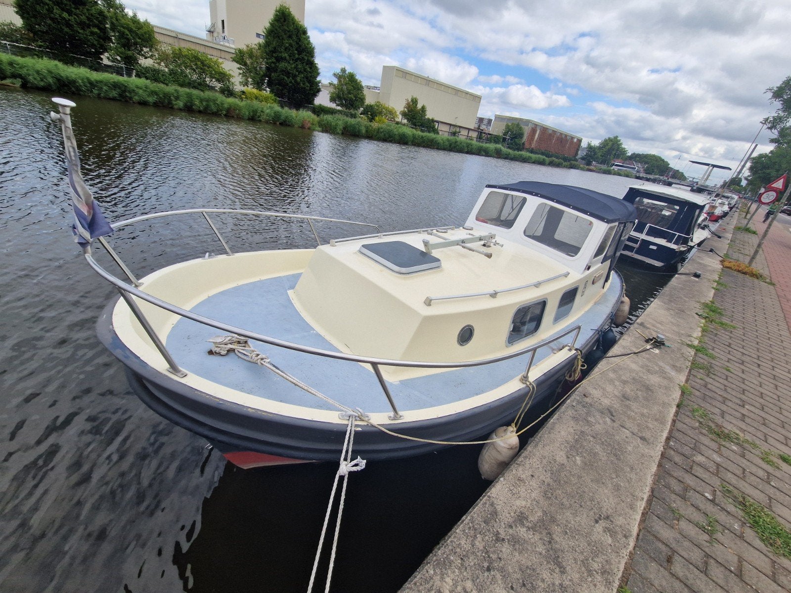Kajuitboot met Dieselmotor, Boegschroef en Toiletplaats, Gebruikt, Diesel, Polyester, 1.85 meter