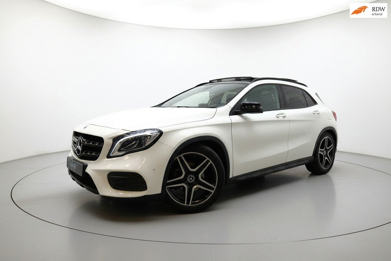 Mercedes-Benz GLA-klasse 180 AMG NIGHT PANO CAMERA LEER, Auto's, Gebruikt, 4 cilinders, 715 kg, 1595 cc