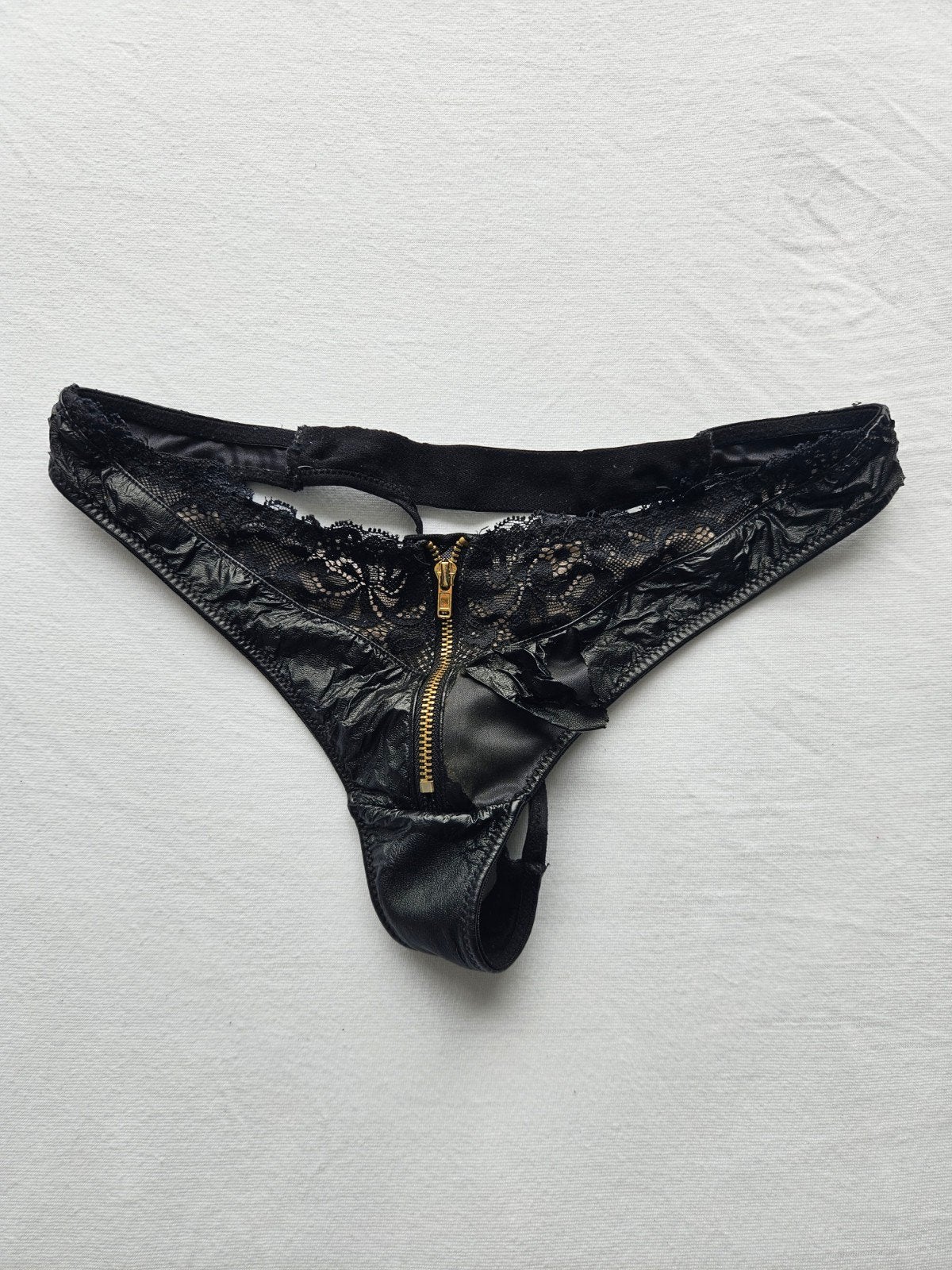 Zwarte Hunkemöller string met gouden rits, maat M, Hunkemöller, Verzenden, Zwart, String