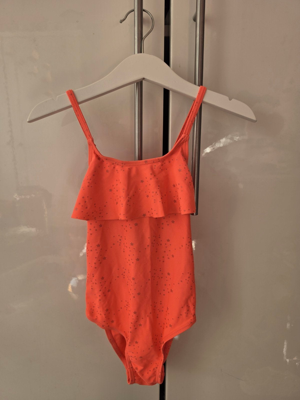 Oranje badpak met sterretjes maat 116/122, Ophalen of Verzenden, Gebruikt, Meisje, Sport- of Zwemkleding