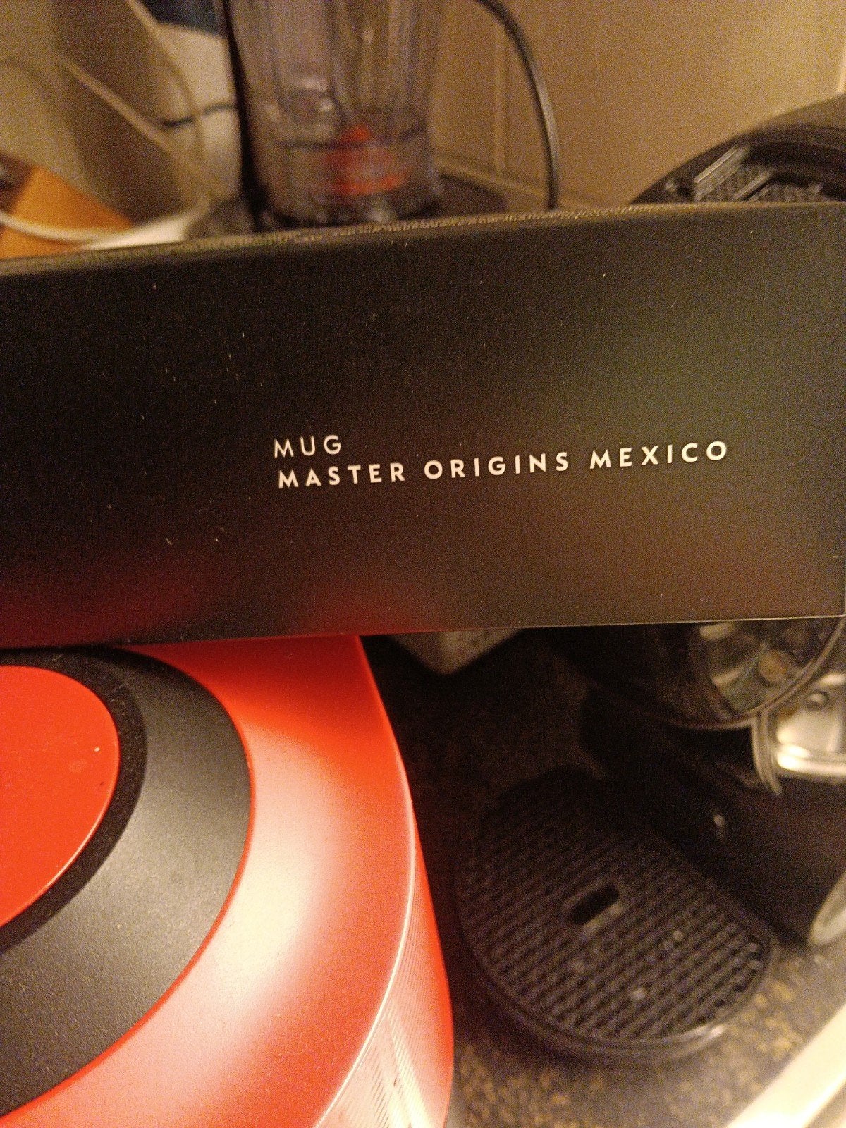 Nespresso Vertuo rood met zwart, Espresso apparaat, Ophalen of Verzenden, Zo goed als nieuw, Koffiepads en cups