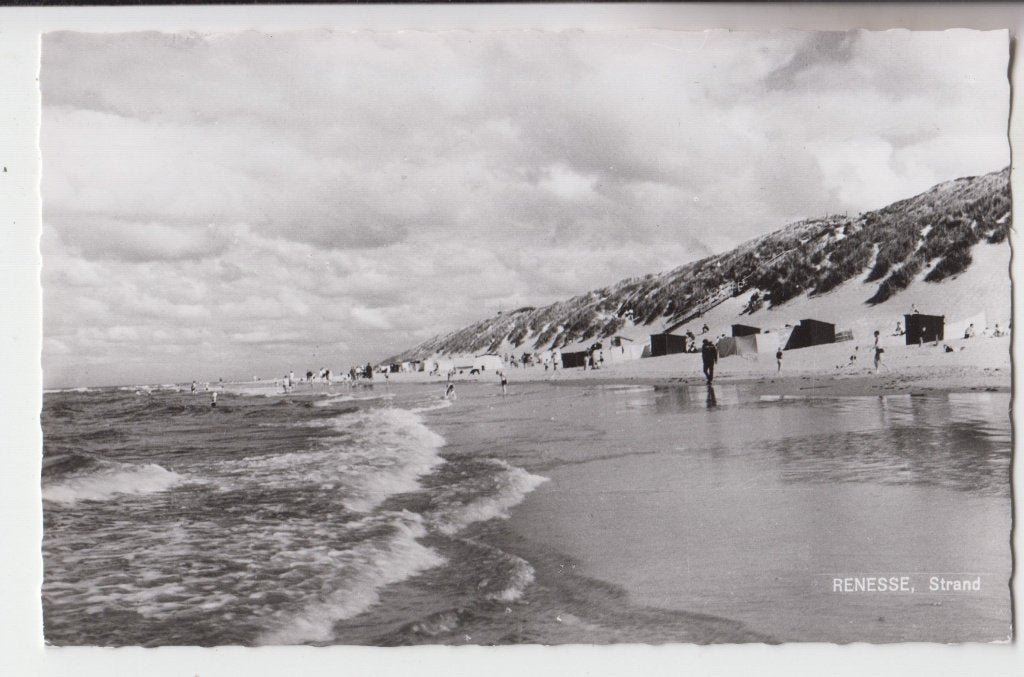 145 Renesse, Strand - Zwart-wit B10, Verzenden, 1940 tot 1960, Ongelopen, Zeeland