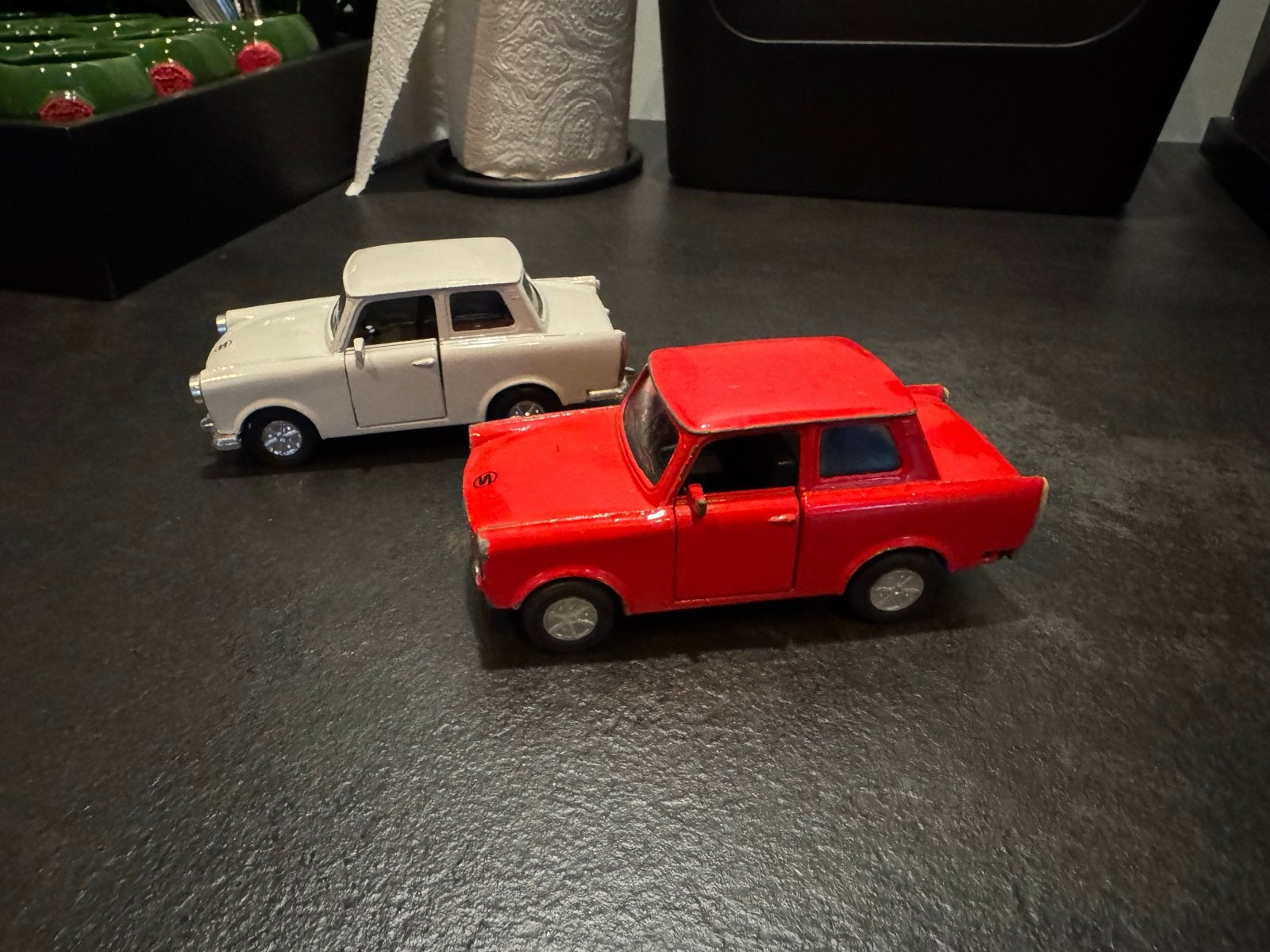 Set van 2 Trabant modelauto's - Rood en Wit, Overige merken, Gebruikt, Auto, 1:32 tot 1:50